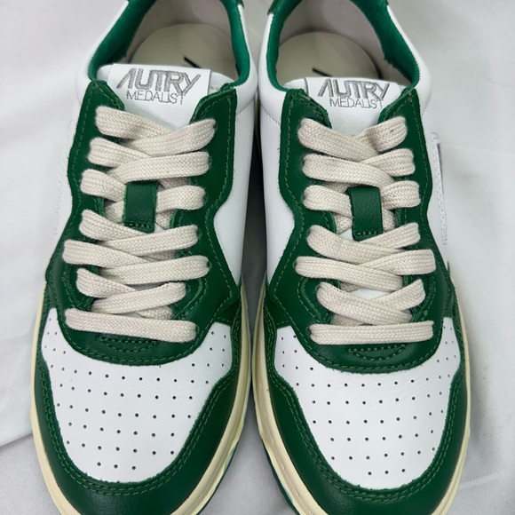 Reposhed - Autry Medalist low top sneaker in green & white, Size EUR 38/US 7 - Picture 2 of 5